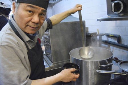 用来熬汤的大铁锅里,放入猪骨头、鸡腿、鸭腿等各种实实在在的大肉,不添加调味料,用两天的时间熬出纯白的骨头汤。(美国《世界日报》/俞姝含 摄) 用来熬汤的大铁锅里,放入猪骨头、鸡腿、鸭腿等各种实实在在的大肉,不添加调味料,用两天的时间熬出纯白的骨头汤。(美国《世界日报》/俞姝含 摄)