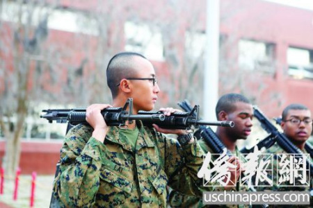 与战友们一起进行射击训练。(美国《侨报》/陈沉 摄) 与战友们一起进行射击训练。(美国《侨报》/陈沉 摄)