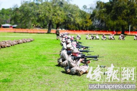 在训练中的亚裔士兵。(美国《侨报》/陈沉 摄) 在训练中的亚裔士兵。(美国《侨报》/陈沉 摄)