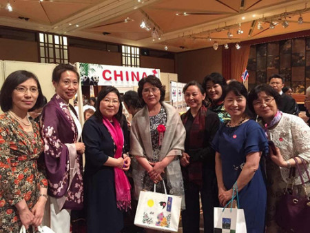 在日女性积极参加活动。 在日女性积极参加活动。