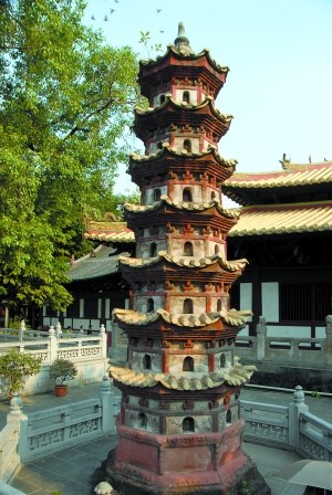 光孝寺内的瘗发塔。 光孝寺内的瘗发塔。