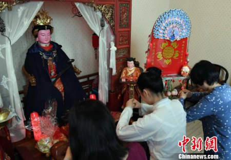戴上凤冠后的妈祖软身神像接受信众的拜谒。　记者刘可耕 摄