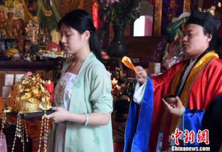 福州三坊七巷郎官巷天后宫举行法会为妈祖软身神像供奉鎏金凤冠。 记者刘可耕 摄 福州三坊七巷郎官巷天后宫举行法会为妈祖软身神像供奉鎏金凤冠。 记者刘可耕 摄