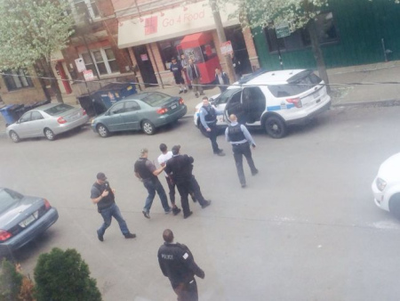 芝加哥华埠附近的高速公路日前发生枪案,导致1死1伤,其中一名嫌犯在华埠永活街附近被捕。(美国《世界日报》) 芝加哥华埠附近的高速公路日前发生枪案,导致1死1伤,其中一名嫌犯在华埠永活街附近被捕。(美国《世界日报》)