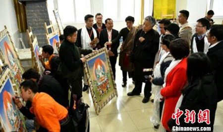 华文媒体记者们观摩唐卡艺术教学课。刘忠俊 摄 华文媒体记者们观摩唐卡艺术教学课。刘忠俊 摄