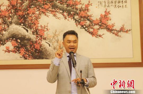 图为印尼前副外长、印尼“外交政策协会”创始人Dino出席招待会并致辞。　林永传 摄