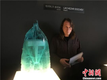 图为玻璃作品《被抛弃的面具》 李佳赟 摄 图为玻璃作品《被抛弃的面具》 李佳赟 摄