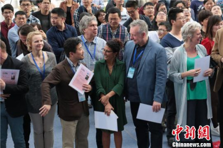 图为各国玻璃艺术大师进行交流 何蒋勇 摄 图为各国玻璃艺术大师进行交流 何蒋勇 摄