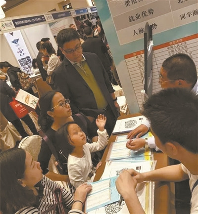 考生和家长在向华侨联考中介机构咨询。(资料图片)