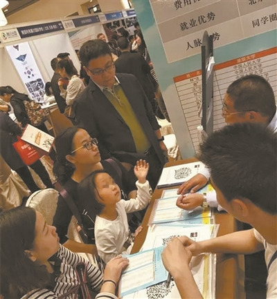 考生和家长在向华侨联考中介机构咨询。(资料图片) 考生和家长在向华侨联考中介机构咨询。(资料图片)