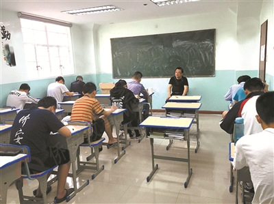 某华侨联考培训机构的菲律宾校区正在组织月考。（资料图片）