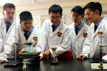 悉尼文法学校的亚裔学生们成功合成达拉匹林。(澳洲广播公司图片) 悉尼文法学校的亚裔学生们成功合成达拉匹林。(澳洲广播公司图片)