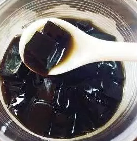 蜜汁龟苓膏 (南方日报 沙佩瑜 摄) 蜜汁龟苓膏 (南方日报 沙佩瑜 摄)