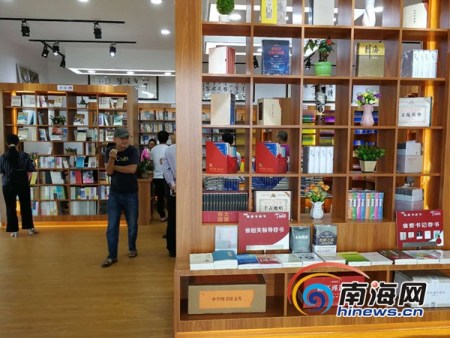 琳琅满目的图书,让读者遨游知识的海洋中。通讯员 梁振玮 摄 琳琅满目的图书,让读者遨游知识的海洋中。通讯员 梁振玮 摄