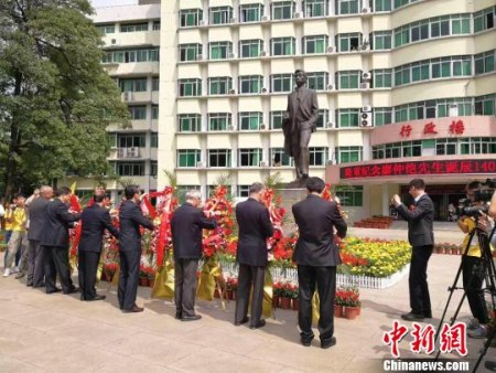 广东省、港澳台侨等各界人士向廖仲恺铜像敬献花篮,并致三鞠躬。 许青青 摄 广东省、港澳台侨等各界人士向廖仲恺铜像敬献花篮,并致三鞠躬。 许青青 摄