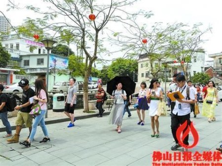 4月21日，华语作家、诗人采风团走进广州大学城卫星城采风。