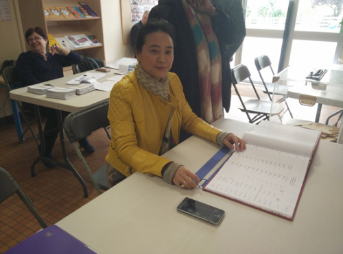 负责投票站工作的田玲表示，这次华人投票比以往踊跃。(法国《欧洲时报》/黄冠杰 摄)