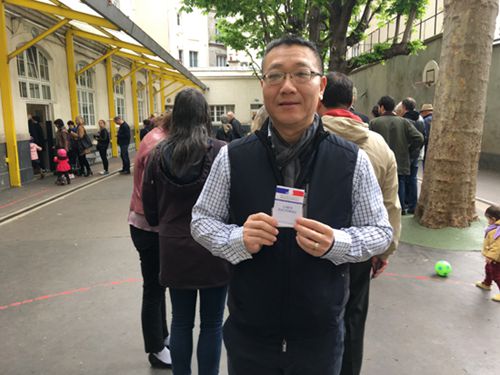 王晓杰参加投票。((法国《欧洲时报》/孔帆 摄) 王晓杰参加投票。((法国《欧洲时报》/孔帆 摄)