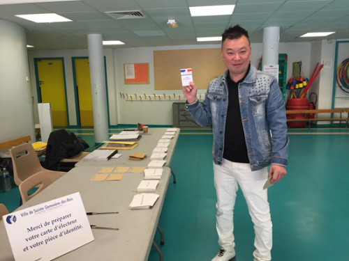 在投票站,胡国荣还带来了自己太太的委托选票。((法国《欧洲时报》/孔帆 摄) 在投票站,胡国荣还带来了自己太太的委托选票。((法国《欧洲时报》/孔帆 摄)