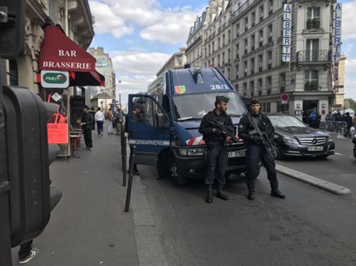 警察荷枪实弹，严阵以待。(法国《欧洲时报》/黄冠杰 摄)