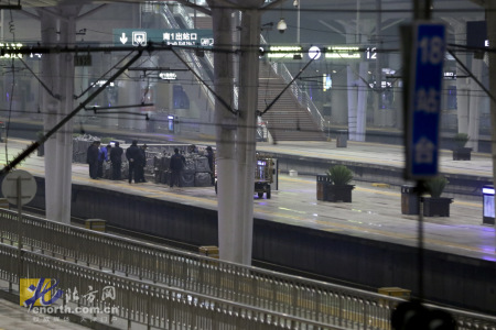 铁路首次开通电商班列 看看快递怎样“坐火车”