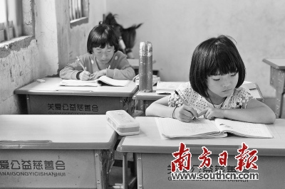山区教育资源匮乏,红场希望小学仅有的13名老师中,有3名是支教老师。 山区教育资源匮乏,红场希望小学仅有的13名老师中,有3名是支教老师。