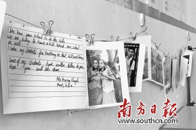 在赵一蓉的班上，挂有不少从国外寄来的明信片。