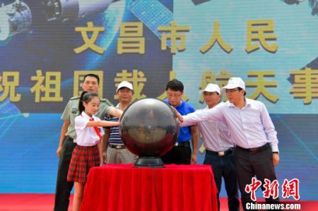 图为文昌青少年航天绘画比赛启动仪式。骆云飞 摄 图为文昌青少年航天绘画比赛启动仪式。骆云飞 摄