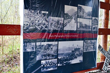 贺普在旅行车营地旁建一亭子,展示本地华人史资料. 贺普在旅行车营地旁建一亭子,展示本地华人史资料.