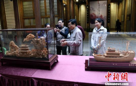 “无声诗 立体画——福州软木画作品展”在福州的福建省海峡民间艺术馆展开幕。 记者刘可耕 摄 “无声诗 立体画——福州软木画作品展”在福州的福建省海峡民间艺术馆展开幕。 记者刘可耕 摄