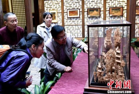 4月25日,“无声诗 立体画——福州软木画作品展”在福州的福建省海峡民间艺术馆展开幕。 记者刘可耕 摄 4月25日,“无声诗 立体画——福州软木画作品展”在福州的福建省海峡民间艺术馆展开幕。 记者刘可耕 摄
