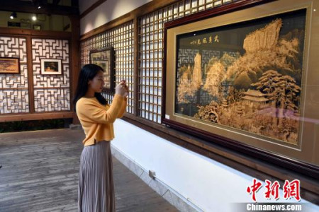 本次展览共展出吴芝生、吴奕红、陈秋萍等9位福州软木画名家作品59件吸睛。 记者刘可耕 摄 本次展览共展出吴芝生、吴奕红、陈秋萍等9位福州软木画名家作品59件吸睛。 记者刘可耕 摄