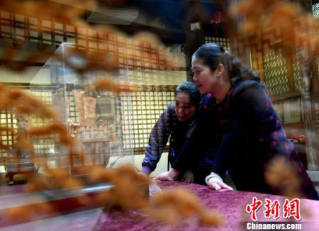 本次展览共展出吴芝生、吴奕红、陈秋萍等9位福州软木画名家作品59件,吸引观众眼球。 记者刘可耕 摄 本次展览共展出吴芝生、吴奕红、陈秋萍等9位福州软木画名家作品59件,吸引观众眼球。 记者刘可耕 摄