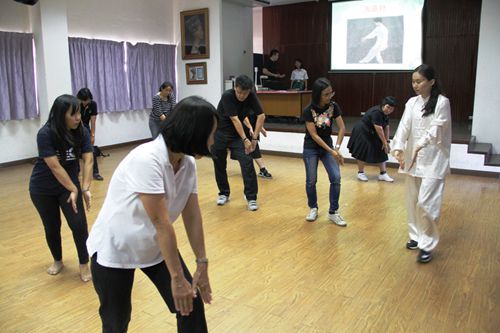图2:孔子学院志愿者教师讲解太极拳_ 图2:孔子学院志愿者教师讲解太极拳_