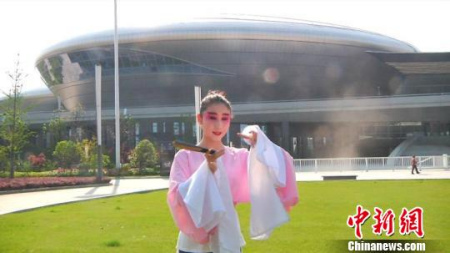 在中国南京,昆曲花旦以戏曲的方式演绎“茉莉花”。 王文溪 摄 在中国南京,昆曲花旦以戏曲的方式演绎“茉莉花”。 王文溪 摄