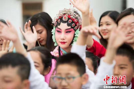 在中国南京,昆曲花旦以戏曲的方式演绎“茉莉花”。 王文溪 摄 在中国南京,昆曲花旦以戏曲的方式演绎“茉莉花”。 王文溪 摄
