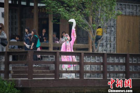 在中国南京,昆曲花旦以戏曲的方式演绎“茉莉花”。 王文溪 摄 在中国南京,昆曲花旦以戏曲的方式演绎“茉莉花”。 王文溪 摄