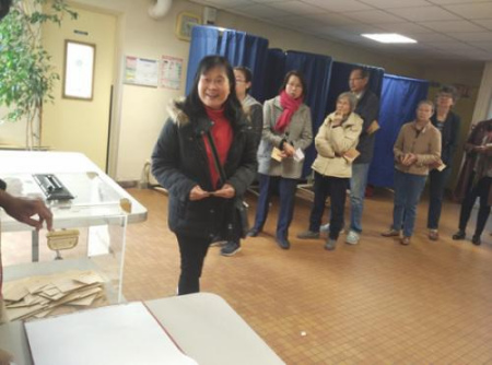 　华裔选民在排队投票。 (法国《欧洲时报》/黄冠杰 摄)