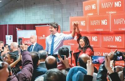 图为加拿大华裔伍凤仪(右)在当地时间4月3日，以51.3%的支持率当选为众议院议员，现任加拿大总理贾斯廷·特鲁多(中)表示祝贺。 　　资料图片