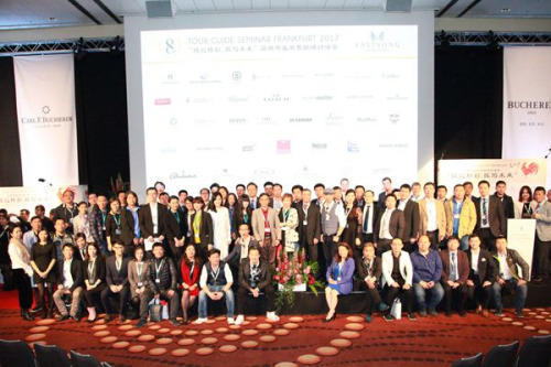 图为参加第八届欧洲华人导游大会部分代表聚会一堂,合影留念。(摄影张亮) 图为参加第八届欧洲华人导游大会部分代表聚会一堂,合影留念。(摄影张亮)