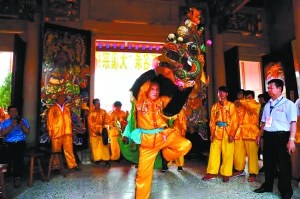 揭西大溪李氏宗祠内舞麒麟。 揭西大溪李氏宗祠内舞麒麟。