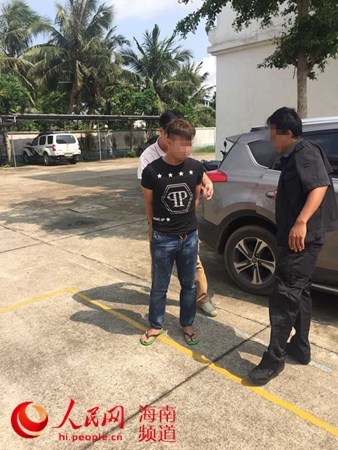图为嫌疑人被警方控制。 图为嫌疑人被警方控制。