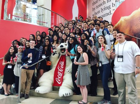 林大展和2017年入选「可口可乐学者奖的高中生，聚集在亚特兰大可口可乐总部领奖。(林大展提供) 