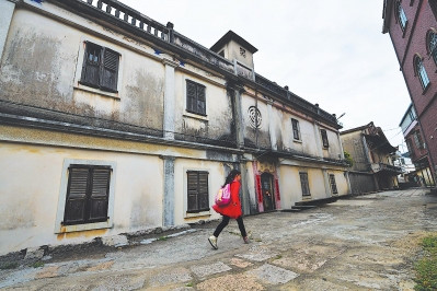 东大村东源的老洋房数量之多、规模之大、造型之美令人惊叹,这些南洋老建筑建于上世纪三四十年代,迄今已有七八十年的历史,东源自然村是有名的侨乡,素来有“小南洋”之称。 东大村东源的老洋房数量之多、规模之大、造型之美令人惊叹,这些南洋老建筑建于上世纪三四十年代,迄今已有七八十年的历史,东源自然村是有名的侨乡,素来有“小南洋”之称。