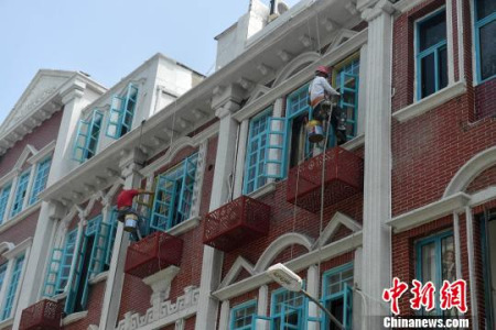 工人正作业。 吕明 摄 工人正作业。 吕明 摄