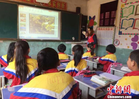 图为外派教师在积石山县三所村级小学组织了公开课。　李亚龙 摄