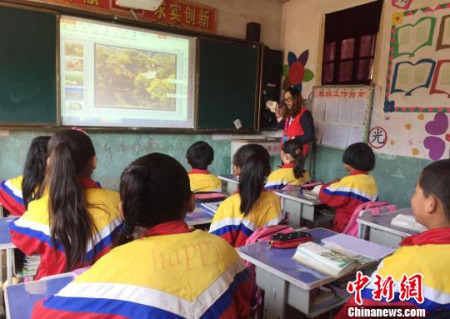 图为外派教师在积石山县三所村级小学组织了公开课。 李亚龙 摄 图为外派教师在积石山县三所村级小学组织了公开课。 李亚龙 摄