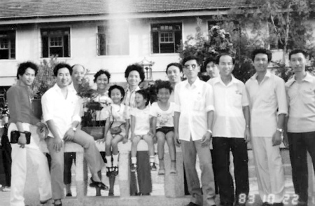 1983年10月22日邓永强(右三)与回到集美侨校参加校庆的海内外校友。