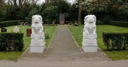 汉堡华侨公墓里的汉白玉石狮子