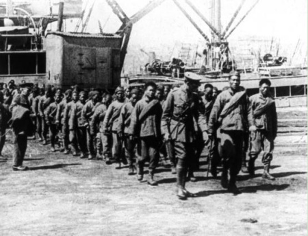 图:1917年,华工在法国下船(W J Hawkings收藏) 图:1917年,华工在法国下船(W J Hawkings收藏)